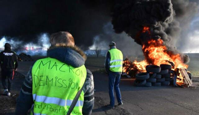Macron'un Vaatleri İşe Yaramadı! Sarı Yelekliler'in Gösterisi Öncesinde 25 Eylemci Gözaltına Alındı