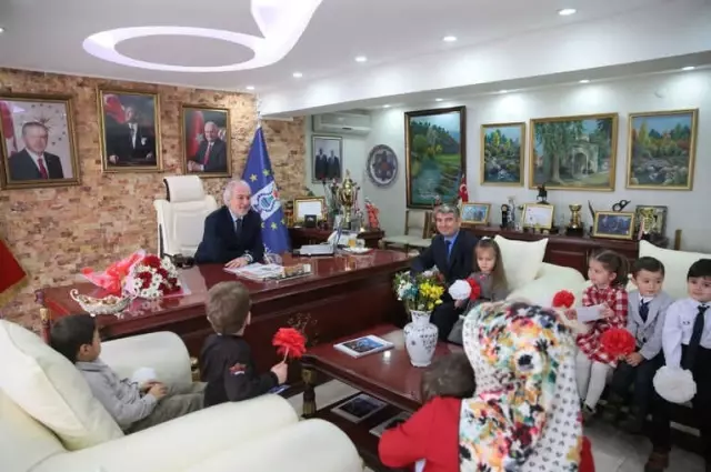 Miniklerden Başkan Saraçoğlu'na Ziyaret Miniklerden Başkan Saraçoğlu'na Ziyaret