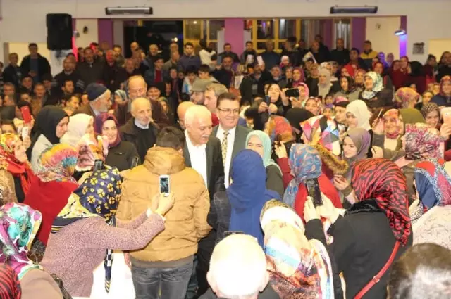 Vakfıkebir'de Nihat Hatipoğlu'na Büyük İlgi Vakfıkebir'de Nihat Hatipoğlu'na Büyük İlgi