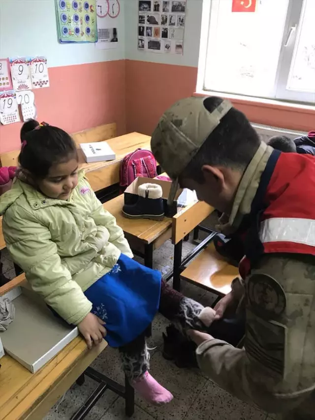 Askerlerden Minik Öğrencilere Kıyafet Yardımı Askerlerden Minik Öğrencilere Kıyafet Yardımı