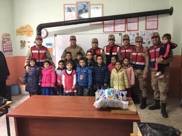 Askerlerden Minik Öğrencilere Kıyafet Yardımı Askerlerden Minik Öğrencilere Kıyafet Yardımı
