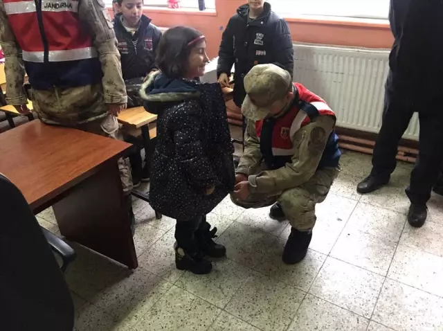 Askerlerden Minik Öğrencilere Kıyafet Yardımı Askerlerden Minik Öğrencilere Kıyafet Yardımı