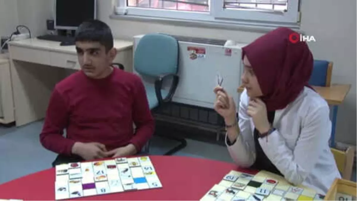 Engelli Gençler Aileleriyle İlk Defa Sinemaya Gitti