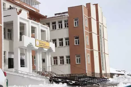 Okulun çatısı kar nedeniyle çöktü 94