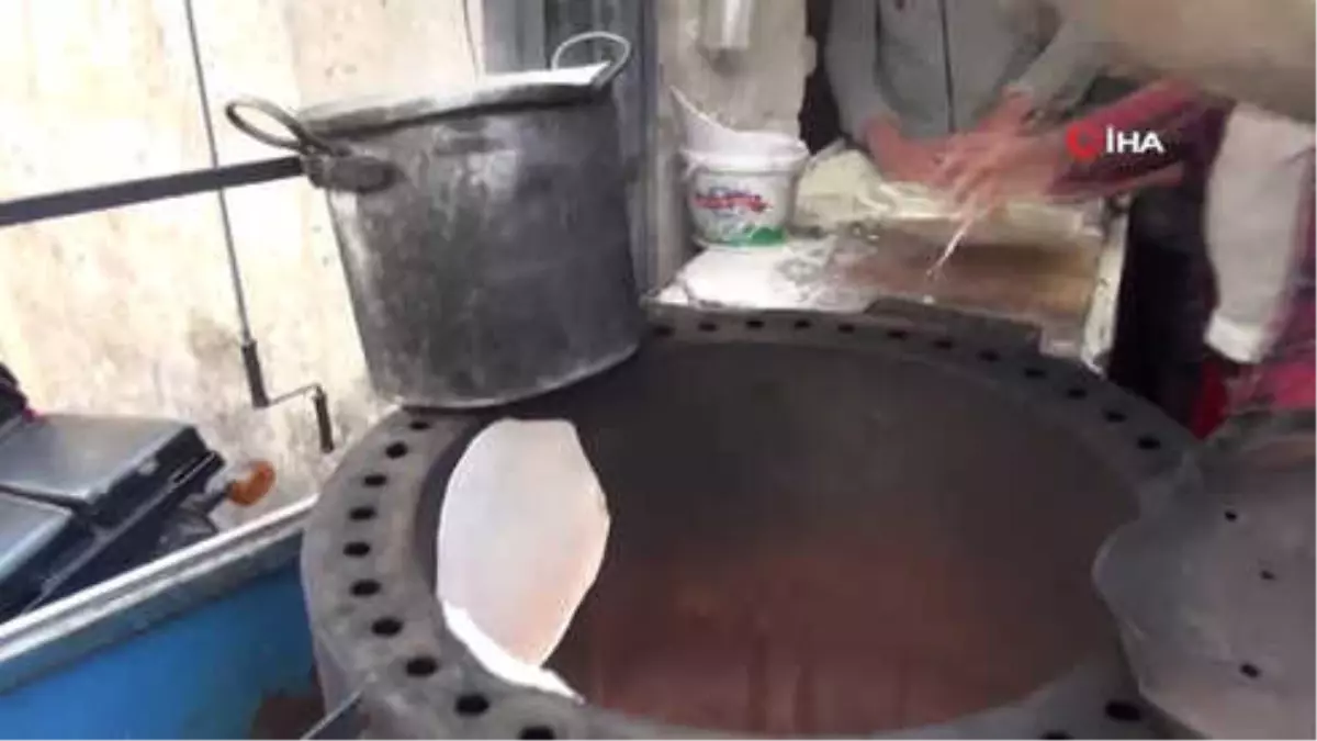Suriyeliler Tandır Ekmeği Geleneğini Türkiye'de Devam Ettiriyor
