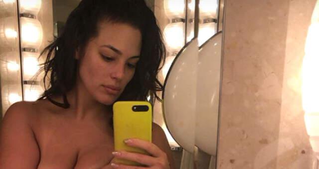 Ünlü Model Ashley Graham, Ayna Karşında Çırılçıplak Poz Verdi
