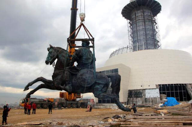 Köroğlu Kazakistan’dan geldi! Vatandaşlar fotoğrafını çekmek için yarıştı