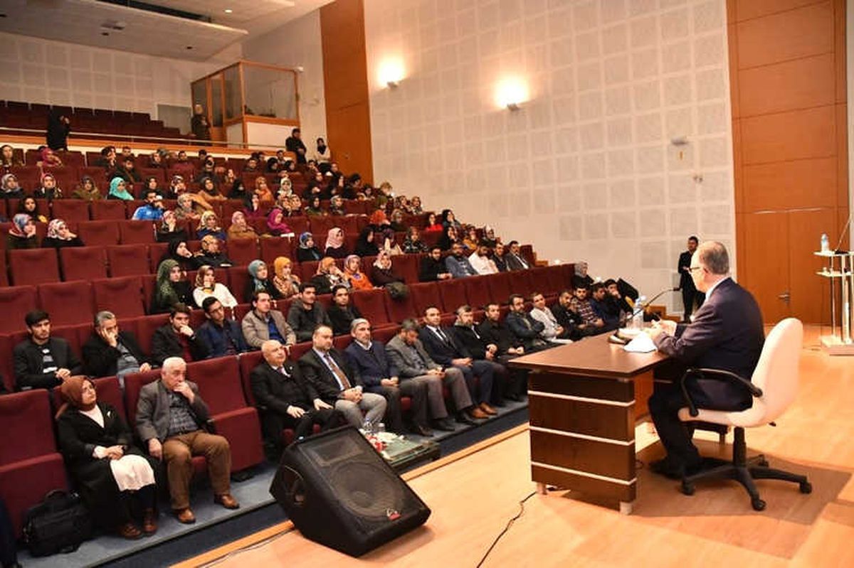 Gençliğin Problemlerine Çözüm Yolları' Konferansı Düzenlendi