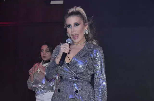 İrem Derici Uludağ'da Hayranlarıyla Buluştu İrem Derici Uludağ'da Hayranlarıyla Buluştu