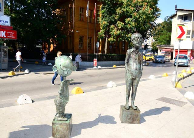 Karikatürist Oğuz Aral'ın Avanak Avni Karakterinin Kadıköy'deki Heykeli Çalındı