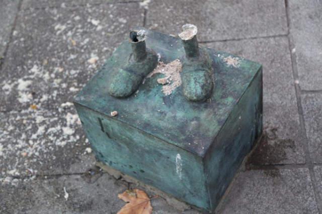 Karikatürist Oğuz Aral'ın Avanak Avni Karakterinin Kadıköy'deki Heykeli Çalındı