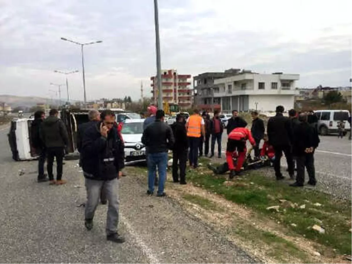 Kurtalan'da Kamyonet ile Otomobil Çarpıştı: 5 Yaralı