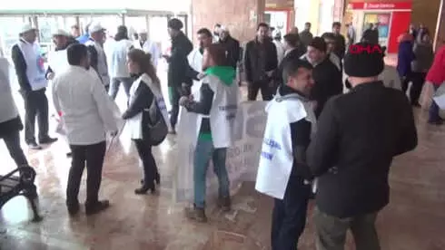 Şanlıurfa'da Sağlıkçılar, Doktora Saldırıya Tepki Gösterdi Şanlıurfa'da Sağlıkçılar, Doktora Saldırıya Tepki Gösterdi