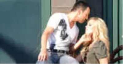 Şarkıcı Serdar Ortaç, Chloe Loughnan ile Boşanma İddialarını Yalanlayarak Son Noktayı Koydu