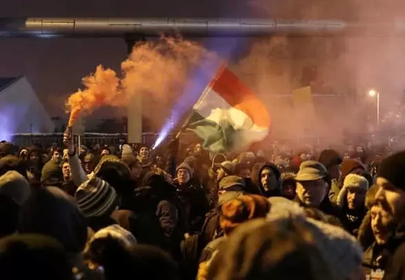 Köle Yasası': Macaristan'da On Binlerce Kişi Neden Hükümeti Protesto Ediyor? Köle Yasası': Macaristan'da On Binlerce Kişi Neden Hükümeti Protesto Ediyor?