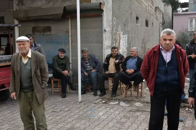 Sokakta Cinayet İşlendi, Kahvehanedekiler Oyuna Devam Etti Sokakta Cinayet İşlendi, Kahvehanedekiler Oyuna Devam Etti
