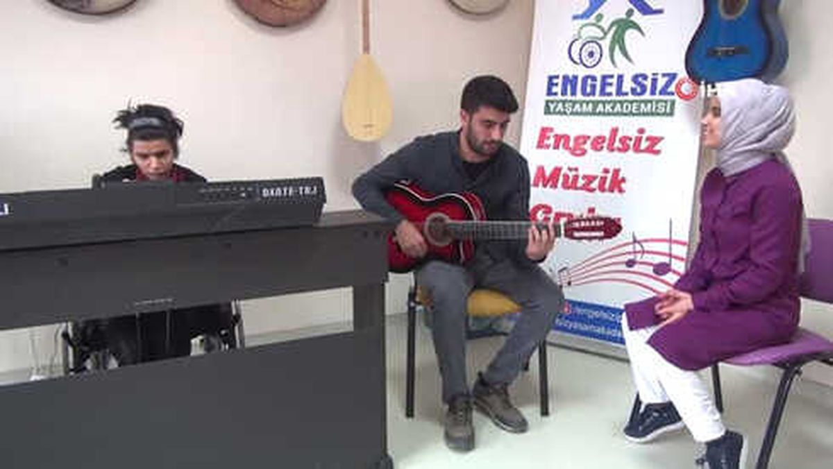 Vanlı Nurcihan'ın Milyonda Bir Görülen Yeteneği...görme Engelli Nurcihan, Tüm Notaları Ezbere...