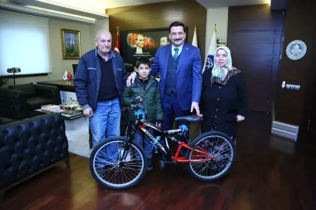 Başkan Ak'tan Yunus Emre'yi Gülümseten Hediye
