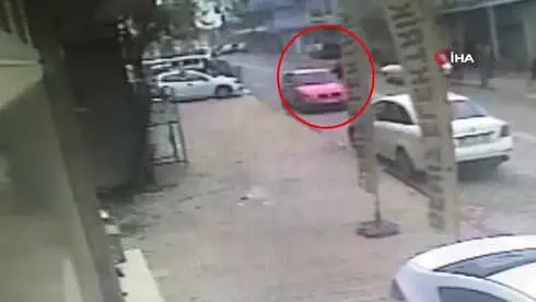 Güpegündüz Herkesin Gözü Önünde Otomobile Yanaşıp Öldürdü, O Anlar Kameraya Böyle Yansıdı Güpegündüz Herkesin Gözü Önünde Otomobile Yanaşıp Öldürdü, O Anlar Kameraya Böyle Yansıdı