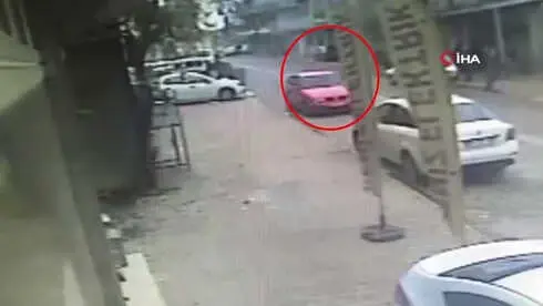 Güpegündüz Herkesin Gözü Önünde Otomobile Yanaşıp Öldürdü, O Anlar Kameraya Böyle Yansıdı Güpegündüz Herkesin Gözü Önünde Otomobile Yanaşıp Öldürdü, O Anlar Kameraya Böyle Yansıdı