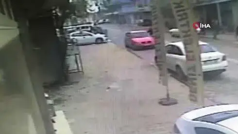 Güpegündüz Herkesin Gözü Önünde Otomobile Yanaşıp Öldürdü, O Anlar Kameraya Böyle Yansıdı Güpegündüz Herkesin Gözü Önünde Otomobile Yanaşıp Öldürdü, O Anlar Kameraya Böyle Yansıdı