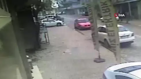 Güpegündüz Herkesin Gözü Önünde Otomobile Yanaşıp Öldürdü, O Anlar Kameraya Böyle Yansıdı Güpegündüz Herkesin Gözü Önünde Otomobile Yanaşıp Öldürdü, O Anlar Kameraya Böyle Yansıdı