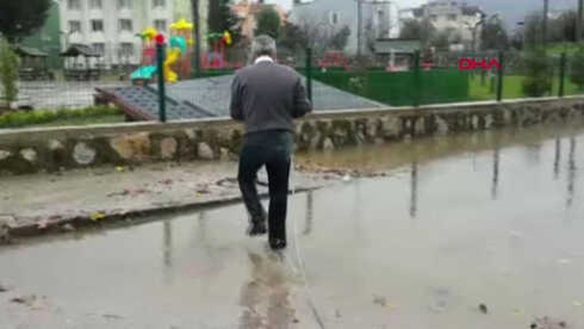 Kocaeli Otomobil Suyla Kaplanan Yolda Kaldı