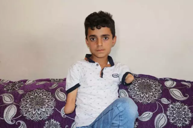 Kollarını Kaybeden Çocuğa Devlet Şefkati Kollarını Kaybeden Çocuğa Devlet Şefkati