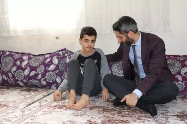 Kollarını Kaybeden Çocuğa Devlet Şefkati Kollarını Kaybeden Çocuğa Devlet Şefkati