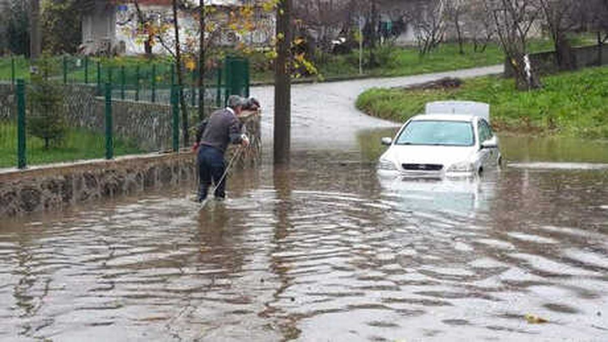 Otomobil, Göle Dönen Yolda Kaldı