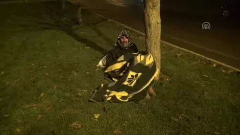 Kızı İle Damadına Yük Olmamak İçin Parkta Yatan Yaşlı Adama Polis Sahip Çıktı Kızı İle Damadına Yük Olmamak İçin Parkta Yatan Yaşlı Adama Polis Sahip Çıktı