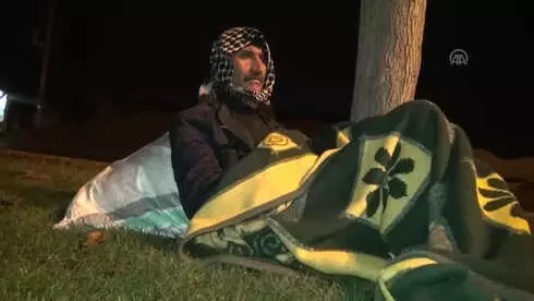 Kızı İle Damadına Yük Olmamak İçin Parkta Yatan Yaşlı Adama Polis Sahip Çıktı Kızı İle Damadına Yük Olmamak İçin Parkta Yatan Yaşlı Adama Polis Sahip Çıktı