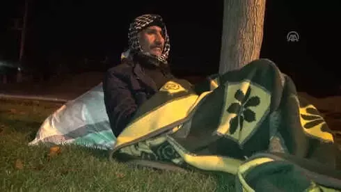 Kızı İle Damadına Yük Olmamak İçin Parkta Yatan Yaşlı Adama Polis Sahip Çıktı Kızı İle Damadına Yük Olmamak İçin Parkta Yatan Yaşlı Adama Polis Sahip Çıktı