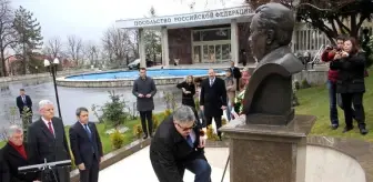 Atatürk heykeline sprey boyalı saldırı Atatürk heykeline sprey boyalı saldırı