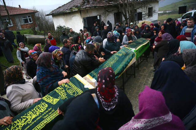 Yangında Ölen 3 Kardeşin Cenazesi Yan Yana Koyuldu, Babanın Tabutlarına Bakışı Yürekleri Dağladı