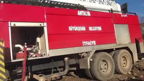 400 Yıllık Tarihi Düğmeli Ev Yandı, 20 Hayvan Telef Oldu