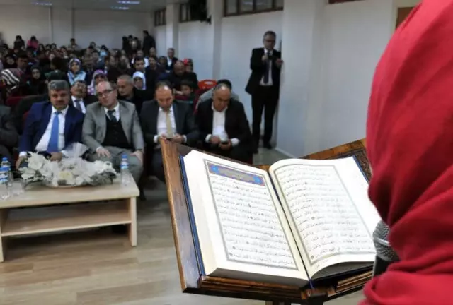 Gümüşhane'de Kuran-ı Kerim'i Güzel Okuma Yarışması Düzenlendi Gümüşhane'de Kuran-ı Kerim'i Güzel Okuma Yarışması Düzenlendi