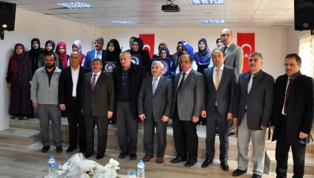 Gümüşhane'de Kuran-ı Kerim'i Güzel Okuma Yarışması Düzenlendi Gümüşhane'de Kuran-ı Kerim'i Güzel Okuma Yarışması Düzenlendi