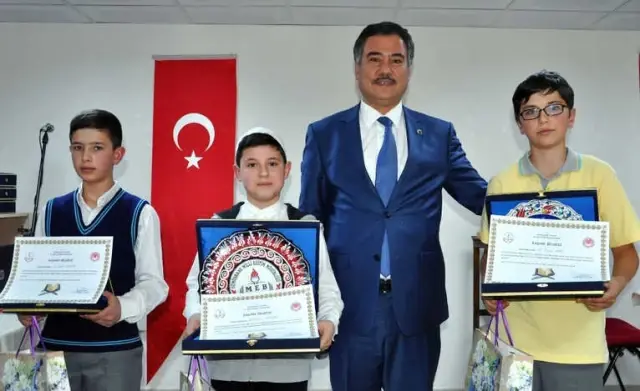 Gümüşhane'de Kuran-ı Kerim'i Güzel Okuma Yarışması Düzenlendi Gümüşhane'de Kuran-ı Kerim'i Güzel Okuma Yarışması Düzenlendi