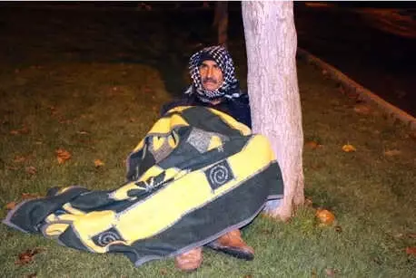 Kızı İle Damadına Yük Olmamak İçin Parkta Yatan Yaşlı Adama Polis Sahip Çıktı Kızı İle Damadına Yük Olmamak İçin Parkta Yatan Yaşlı Adama Polis Sahip Çıktı