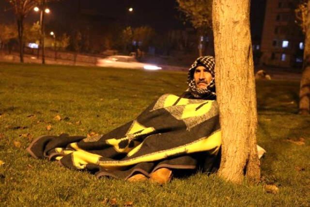 Kızı İle Damadına Yük Olmamak İçin Parkta Yatan Yaşlı Adama Polis Sahip Çıktı
