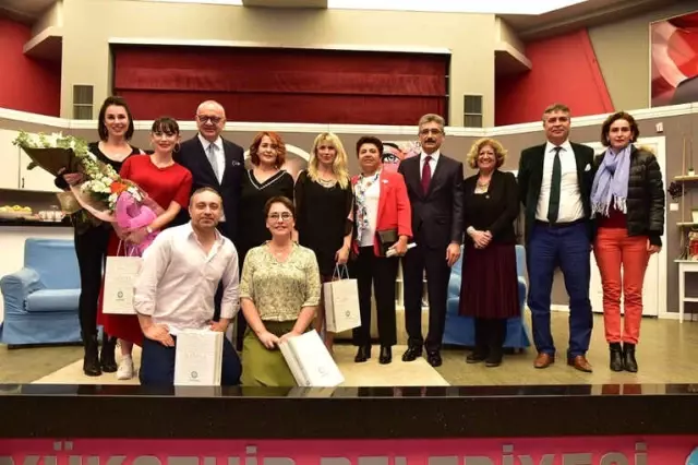 Manisalılar 'Kadın Kafası' ile Güldü Manisalılar 'Kadın Kafası' ile Güldü