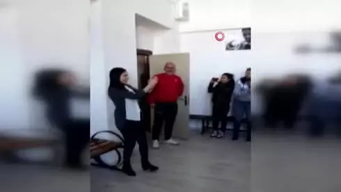 Okulda Ağlatan Doğum Günü...görme Engelli Öğrenci 'Üzülme Öğretmenim Ben Varım' Diyerek Öğretmenine... Okulda Ağlatan Doğum Günü...görme Engelli Öğrenci 'Üzülme Öğretmenim Ben Varım' Diyerek Öğretmenine...