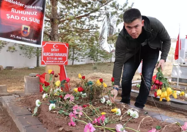 Şehit Bebeğinin Mezarı Başında Buruk Doğum Günü Şehit Bebeğinin Mezarı Başında Buruk Doğum Günü