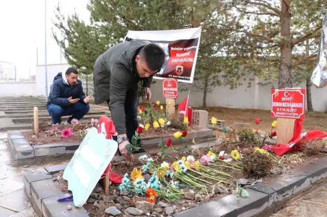 Şehit Bebeğinin Mezarı Başında Buruk Doğum Günü Şehit Bebeğinin Mezarı Başında Buruk Doğum Günü