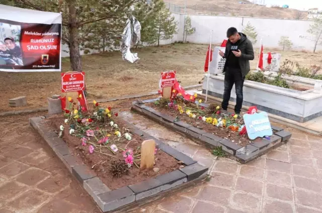 Şehit Bebeğinin Mezarı Başında Buruk Doğum Günü Şehit Bebeğinin Mezarı Başında Buruk Doğum Günü
