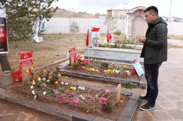 Şehit Bebeğinin Mezarı Başında Buruk Doğum Günü Şehit Bebeğinin Mezarı Başında Buruk Doğum Günü