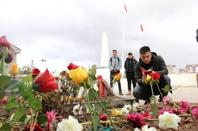 Şehit Bebeğinin Mezarı Başında Buruk Doğum Günü Şehit Bebeğinin Mezarı Başında Buruk Doğum Günü