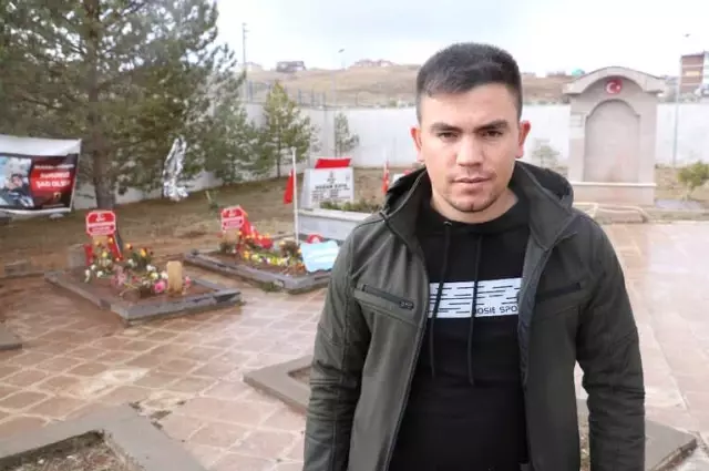 Şehit Bebeğinin Mezarı Başında Buruk Doğum Günü Şehit Bebeğinin Mezarı Başında Buruk Doğum Günü
