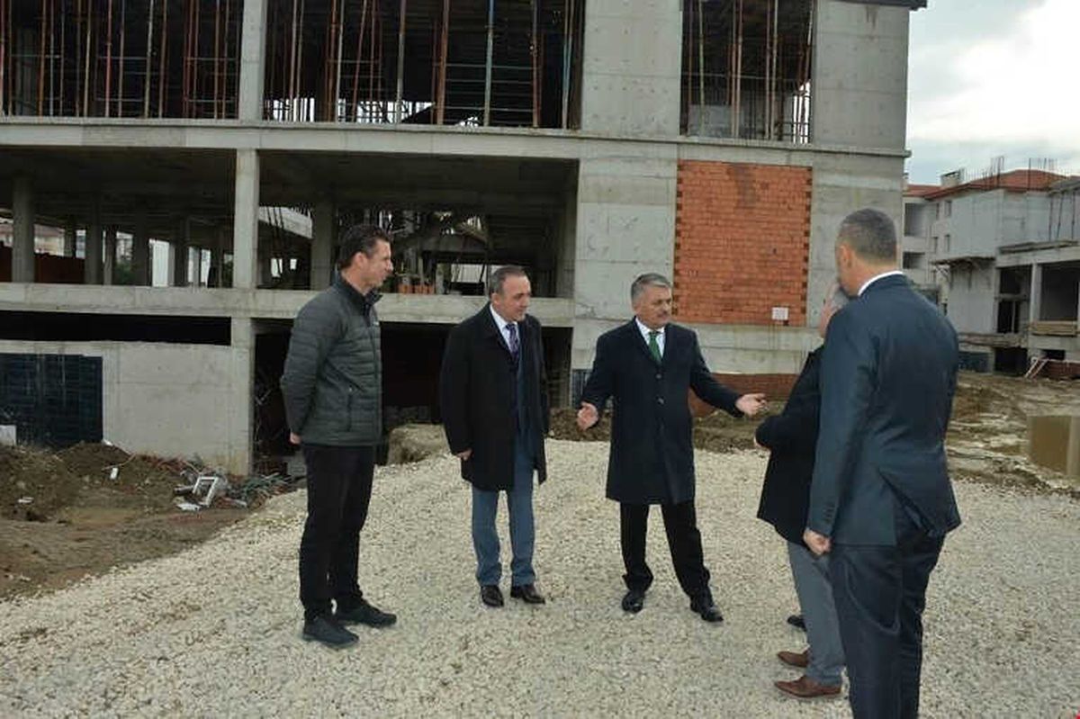 Vali Yacızı Burhaniye'de Eğitim Yatırımlarını İnceledi